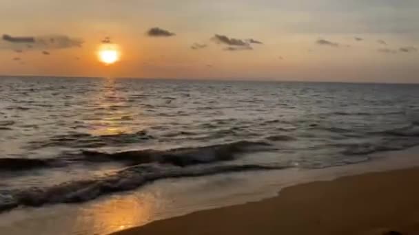 Bright Sunset Light Reflects Sea Waves Surface Beach Twilight Sky — 图库视频影像