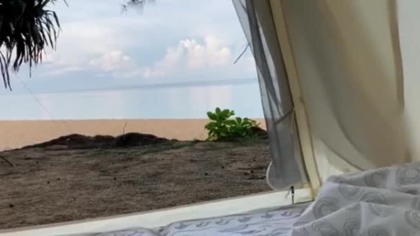 Відеокліп Вигляду Внутрішнього Намету Біля Блакитного Пляжу Ранковий Час Кемпінгу — стокове відео