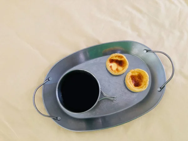 Hot Black Coffee Two Egg Tarts Aluminum Tray Putting Pale — ストック写真