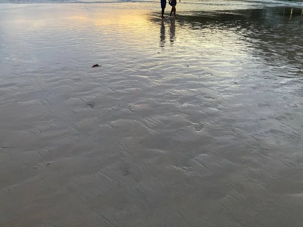 Loving Couple Holding Hands Strolling Beach Scene Twilight Sunset Sky — Stok fotoğraf