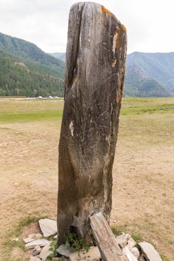 Üzerinde ilkel çizimler olan antik bir taş ve kültürel miras nesnelerinin yüzeyini kazıyan modern vandalların verdiği hasar.