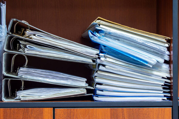 папки с документами на полке