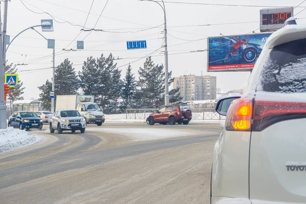 23 Ocak 2021 - kemerovo, Rusya. Şehir kavşağında rutubetli karla kaplı yol, seçici odak noktası