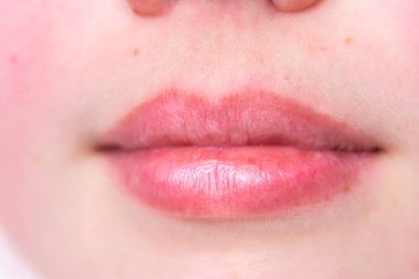 Hafif bir gülümsemeyle genç bir kızın dudakları.