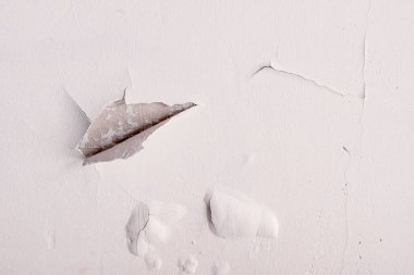 Beton yüzeyin kaplaması üretim teknolojisinin ihlali veya kötüye kullanımı nedeniyle fokurduyor ve pul pul dökülüyor.