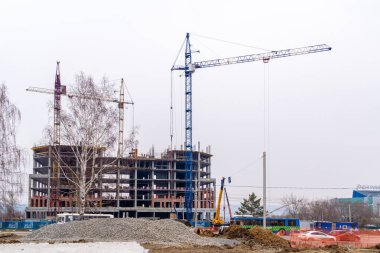 27 Nisan 2021, Kemerovo, Rusya. Kule vinçleri, tuğla duvarların ereksiyonu ve bölümlerin kullanıldığı çok katlı, tek katlı bir bina inşaatı. 300 Kuzbass