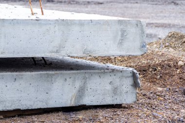 Ön döküm beton fabrikasında, bitmiş levhalar binanın inşaat alanına yükleme ve teslimat için bekliyor.