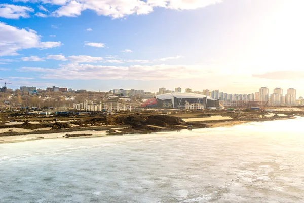 Nehrin buzla kaplı kıyılarında, açık hava faaliyetleri için karmaşık binalar inşa ediliyor, düşük sıcaklıklar ve kısa gündüz saatleri, seçici odaklanma koşullarında çalışmalar yürütülüyor