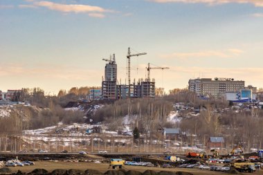 09 Nisan 2021, Kemerovo, Rusya. Sberbank merkez şubesinin karşısındaki Federal Vergi Dairesi binasının yapımı, seçici odaklı