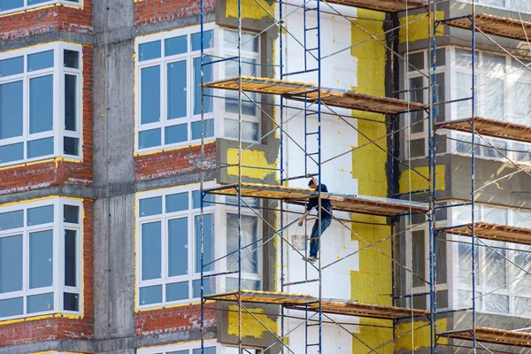 拡張されたポリスチレン及び鉱物断熱板を使用した複数階建ての住宅の壁の断熱材 選択的焦点 — ストック写真