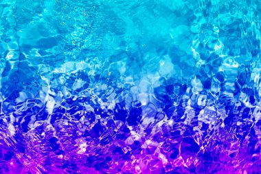 Denizin yüzeyindeki kaostikler.