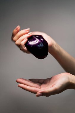 Yapış yapış akan mor mukus kadın ellerinde..