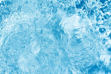 Dalgalanan su yüzeyinde çok damla var. Deniz yüzeyindeki kaostikler. Tasarım ve projeniz için mükemmel bir arkaplan