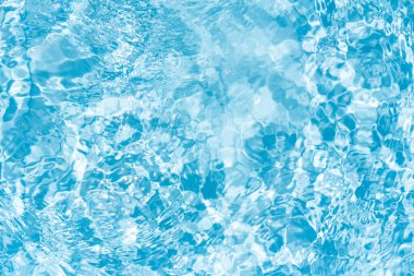 Dalgalanan su yüzeyinde çok damla var. Deniz yüzeyindeki kaostikler. Tasarım ve projeniz için mükemmel bir arkaplan