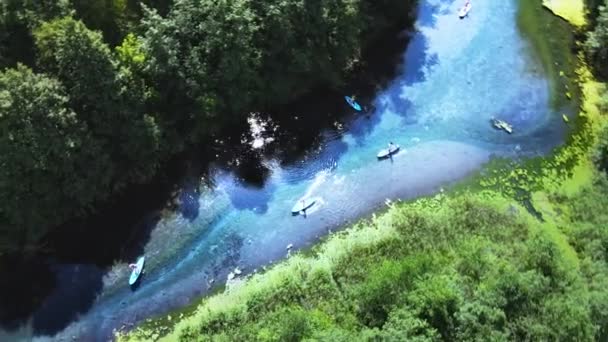 Levántate de los paddle boarders flotando en el agua. Recreación activa en el lago — Vídeos de Stock