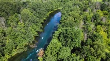 Sıcak yaz günü. Bir grup turist nehirde kürek çekiyorlar. Dönek ırmağın kıyıları yemyeşil yapraklı uzun ağaçlarla kaplıdır. Durgun turkuaz renkli su.