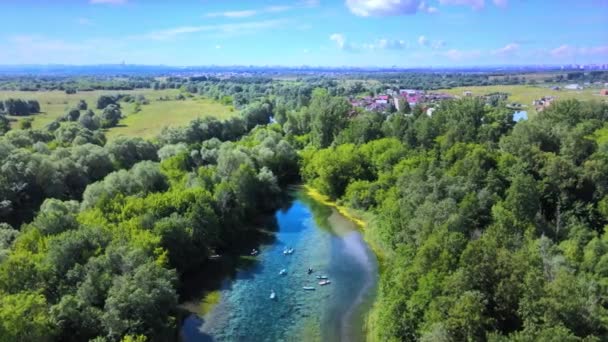 Die Bunte Sommerlandschaft Aus Der Vogelperspektive Die Stadt Liegt Bläulichen — Stockvideo