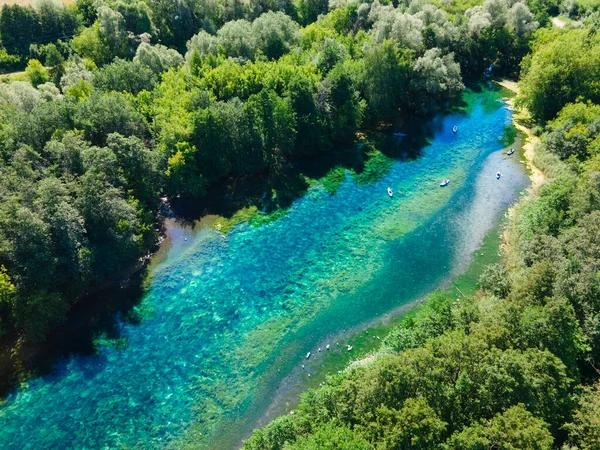 Söğütlerle kaplanmış güzel bir orman gölü. Mavi ve turkuaz berrak su parıltı ve dalgalanmalarla kaplıdır. Turistler bir koruma alanındaki gölde yüzerler. Suda meditasyon.