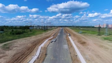 Metropolis 'in banliyölerinde bir yan yol inşaatı. Asfalt beton asfalt döşeme, patikaların bitumen döllenmesi. İnşaat alanı. Yeni araba kavşağı. Doğru kaldırım teknolojisi