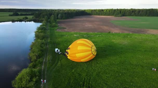 Сім Спостерігає Підготовкою Великої Жовтої Повітряної Кулі Польоту Мішок Розкиданий — стокове відео