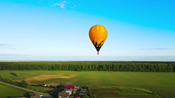 Yellow Air Balloon People Gondola Slowly Flies Field Casts Long — Vídeo de Stock
