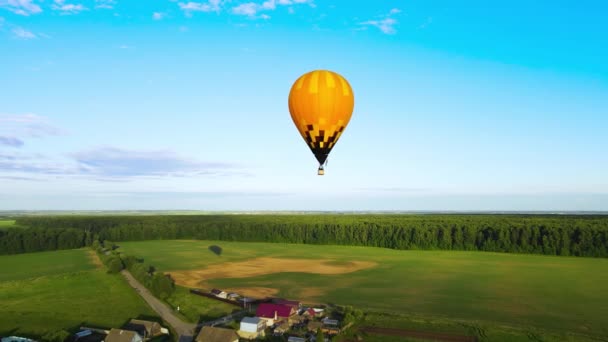 Orange Air Balloon Aeronauts Gondola Moves Camera Quiet Summer Evening — Stock video
