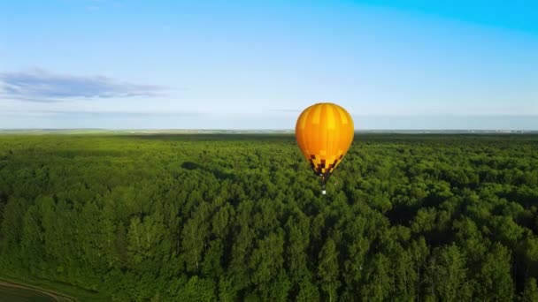 Globo Nylon Amarillo Vuela Sobre Bosque Quemador Propano Dispara Una — Vídeos de Stock