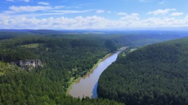 Ai Nehri 'nin kayalık kenarlı kuş bakışı görüntüsü. Güney Ural Dağları, kozalaklı ormanlarla kaplı. Koruma alanı. İnsan varlığı ve doğal kaynakların sömürülmesi sınırlıdır