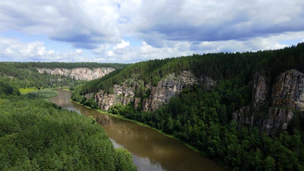 Latać nad rzeką w pobliżu wysokiego urwiska erozji skał osadowych Ural Góry — Wideo stockowe