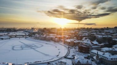 Şehir panoraması. Soğuk kış akşamı. Parlak gradyan gökyüzü ile sinematik gün batımı