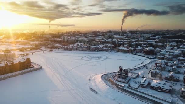 Remblai de ville au coucher du soleil. Journée givrée d'hiver. Pollution atmosphérique dans la métropole — Video