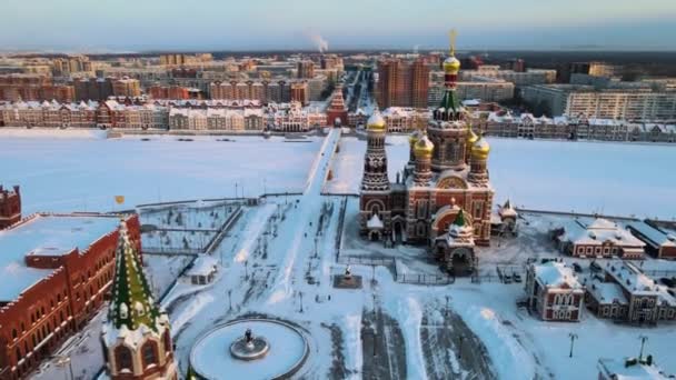 Dôme de la tour avec l'emblème russe. Embankment dans les rayons du soleil couchant — Video