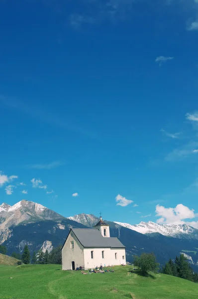 Paesaggio pittoresco con una chiesa nelle Alpi svizzere — Foto Stock