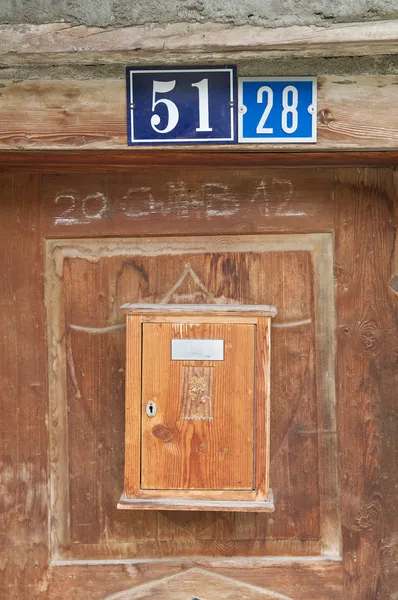 사서함과 오래 된 문 — 스톡 사진