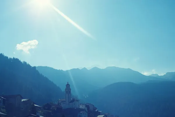 Kyrkan i majestätiska alpina landskap — Stockfoto