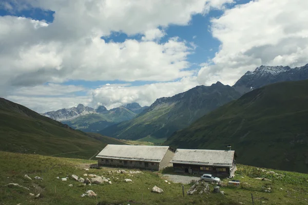 Прекрасный альпийский пейзаж — стоковое фото