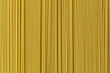 Spagetti makarna beyaz zemin üzerine
