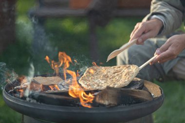 Bahçede et pişiriyorum.