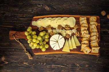 Peynir, üzüm, fındık, şarap, kraker, abur cubur, yiyecek, atıştırmalık, bardak, ekmek,