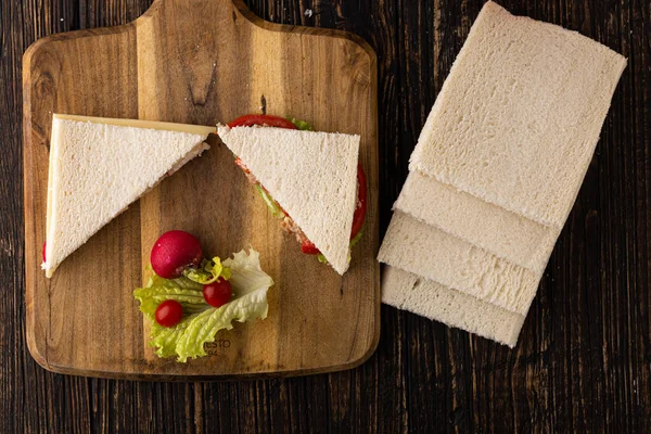 Panino Con Formaggio Verdure Sfondo Legno — Foto Stock