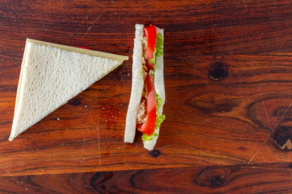 Sandwich Mit Käse Schinken Tomaten Gurken Und Salat Nahaufnahme — Stockfoto