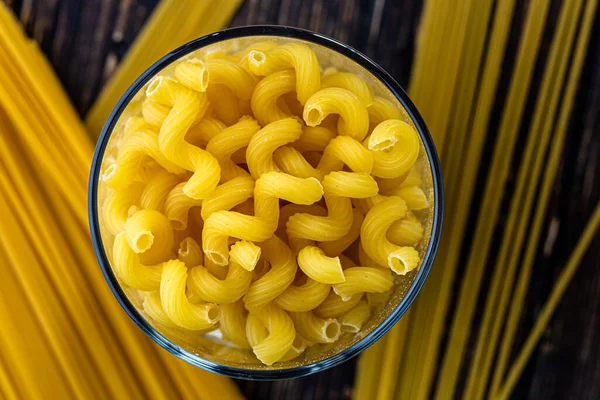 Rauwe Pasta Een Kom Een Houten Achtergrond — Stockfoto