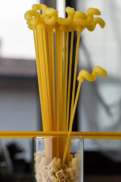 Pasta Frasco Vidrio Sobre Fondo Blanco —  Fotos de Stock