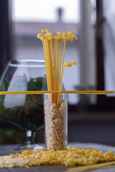 Паста Спагетті Скляній Банці Дерев Яному Столі — стокове фото