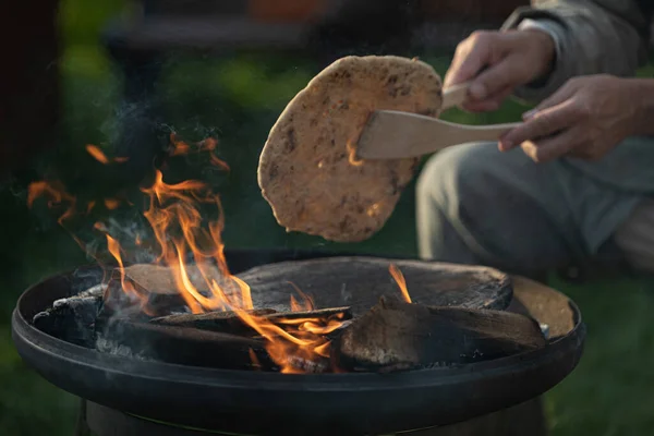 Kookpot Met Vuur Handen Van Een Man Een Ketel — Stockfoto