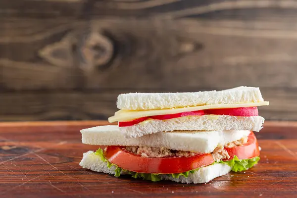 Ahşap Arka Planda Jambonlu Peynirli Sandviç — Stok fotoğraf