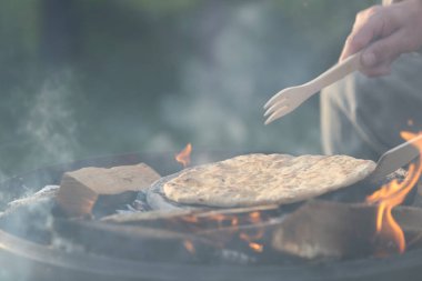 Ortaçağ festivali sırasında insanların ızgarada ekmek pişirirken yakın plan çekimleri.