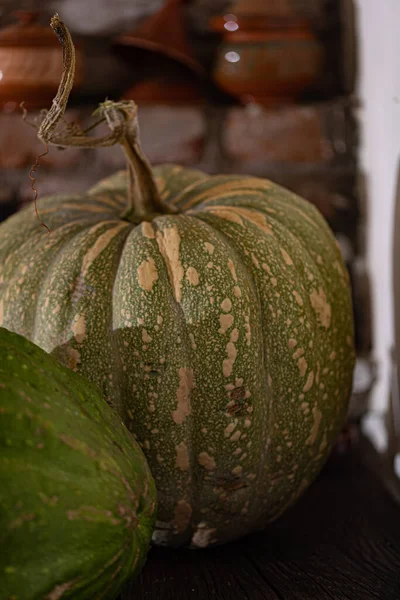 Close Shot Van Rijpe Groene Pompoen Rustieke Achtergrond — Stockfoto