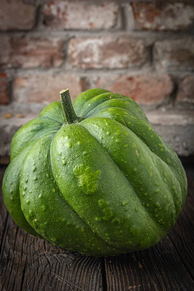 Close Shot Van Rijpe Groene Pompoen Rustieke Achtergrond — Stockfoto