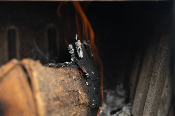 Zbliżenie Ujęcia Płonącego Drewna Kominku — Zdjęcie stockowe